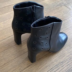 Gap black booties size 6. Barely worn. Great condition.